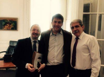 Cristian Angelini con Sabbatella y Fern�ndez por los trabajadores municipales