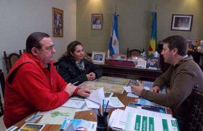 Productores recibieron fondos rotatorios de manos del intendente