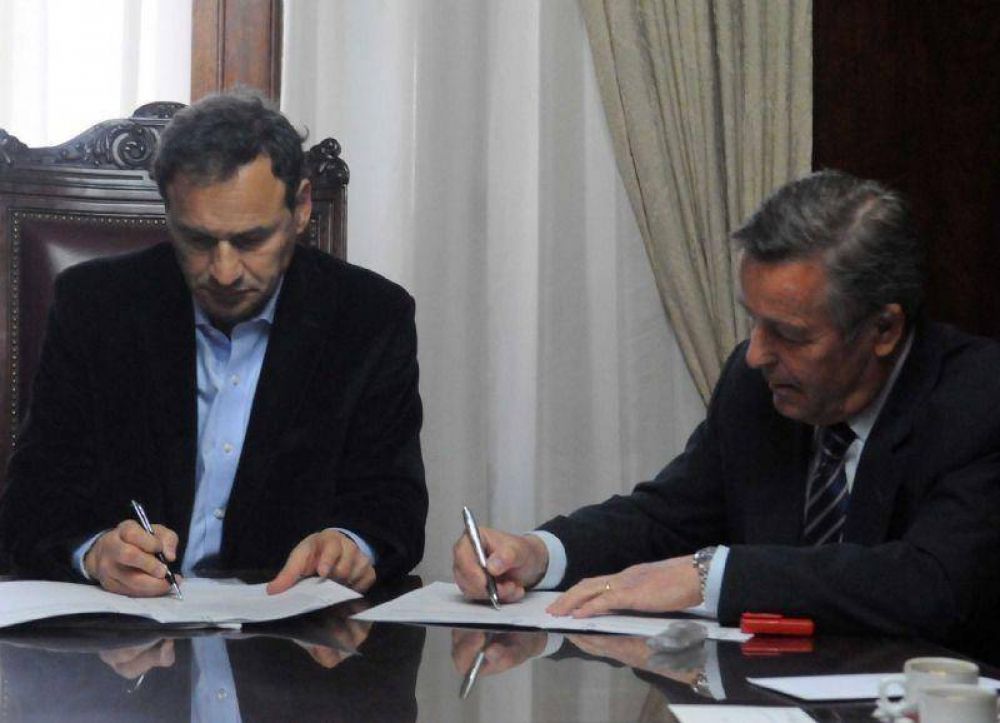Bruera firm� un convenio para la construcci�n de una planta de tratamiento de pilas
