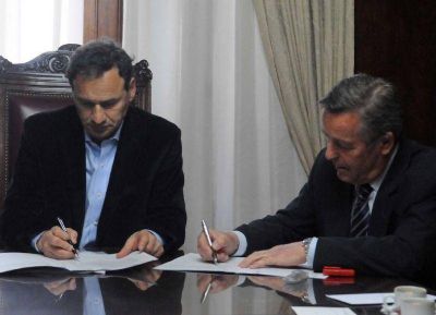 Bruera firm� un convenio para la construcci�n de una planta de tratamiento de pilas
