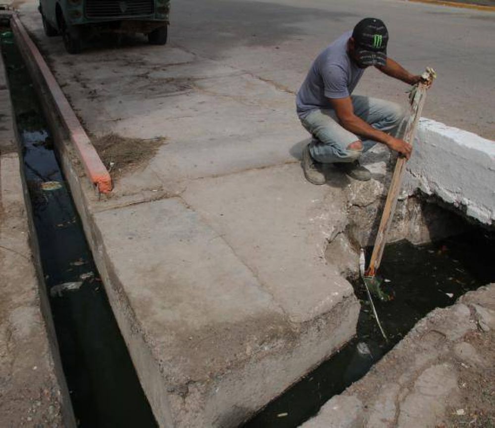 Reclaman que otros vecinos vierten hasta aguas servidas en las acequias