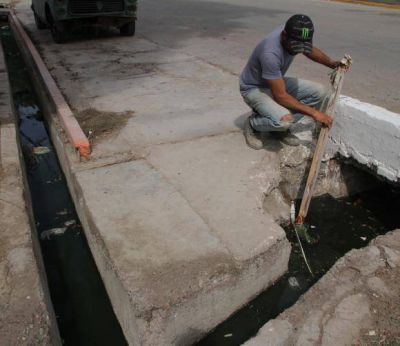 Reclaman que otros vecinos vierten hasta aguas servidas en las acequias