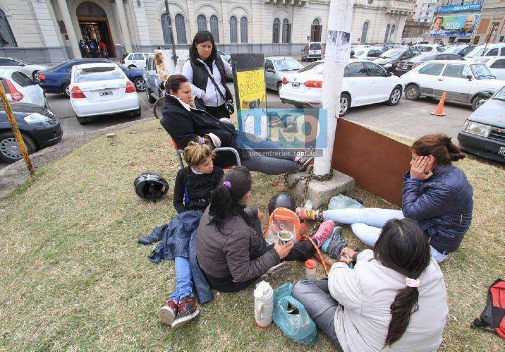 Encadenados frente a la Casa Gris aseguran que fueron estafados por punteros pol�ticos