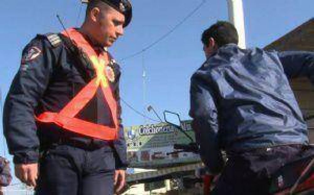 Manejaba una moto alcoholizado, intent� fugarse y lo detuvieron