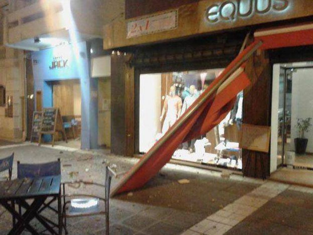 El fuerte movimiento produjo da�os en la peatonal Sarmiento