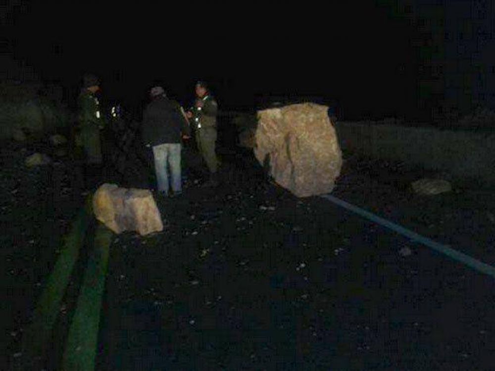 Mendoza: se derrumbaron tres viviendas y cortaron la ruta 7