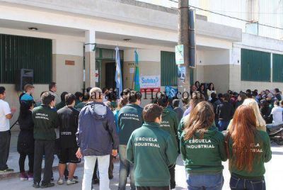 Se colocaron las �Baldosas de la Memoria� en la Escuela Industrial.