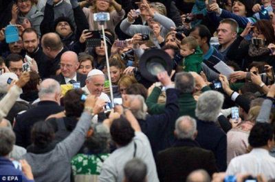 Los palitos para selfies, prohibidos en la visita del Papa a Estados Unidos