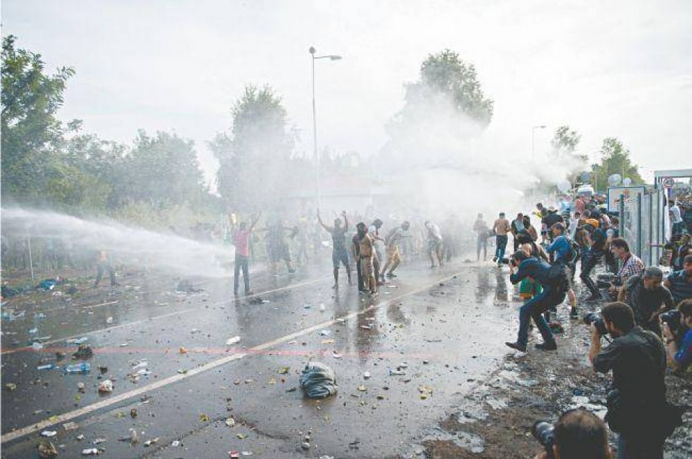 Hungr�a aplic� su nueva ley antimigrantes y corri� con gases a los refugiados