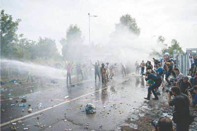 Hungr�a aplic� su nueva ley antimigrantes y corri� con gases a los refugiados