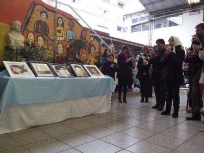Restituyeron cuadros de docentes desaparecidos durante la dictadura