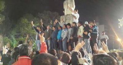 Dirigentes y militantes del PJ acampan frente a Tribunales