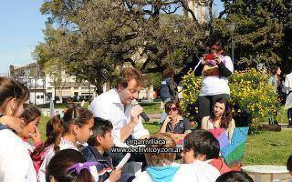 Speranza le ley� a los chicos en la 6� Feria del Libro en Chivilcoy
