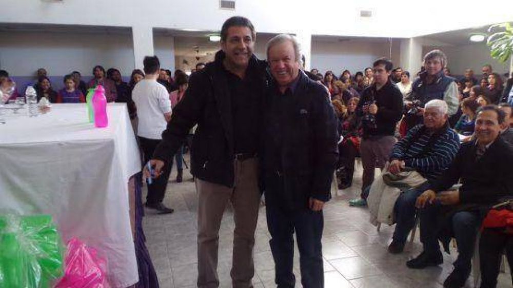 Peralta realiz� entrega de veh�culos, tableros y decreto de pase a planta permanente