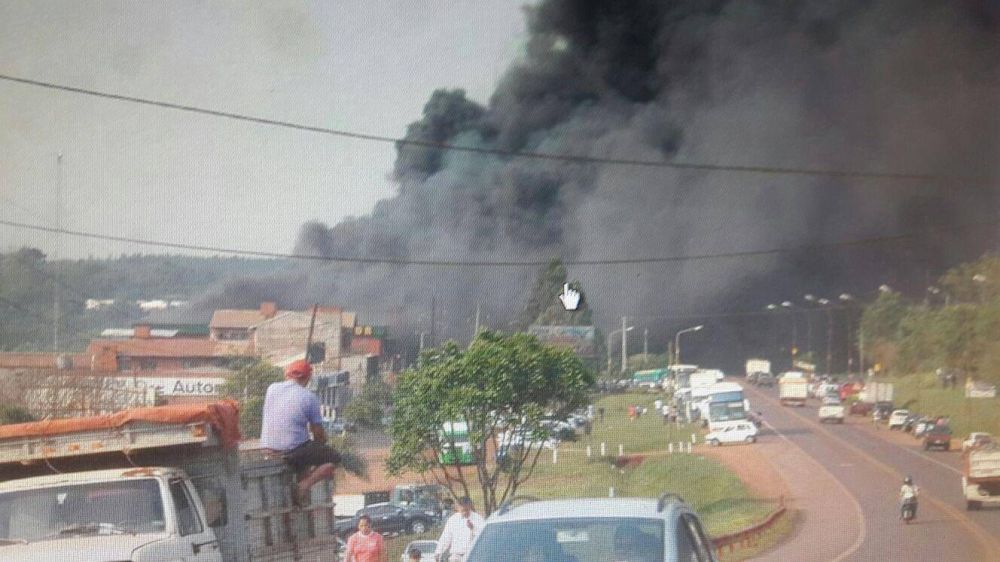 Incendio destruy� por completo a un supermercado mayorista de Ober�