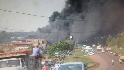 Incendio destruy� por completo a un supermercado mayorista de Ober�