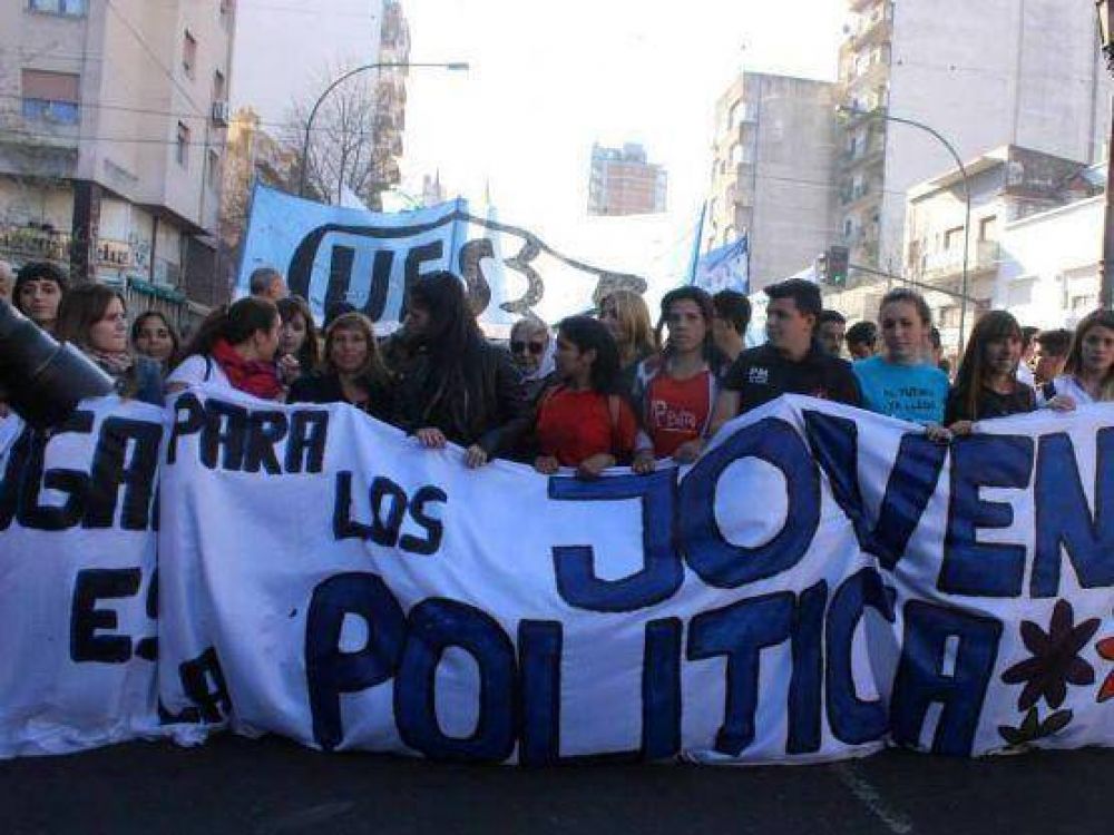 Cerca de 5 mil j�venes participaron de los actos por la Noche de los L�pices en La Plata