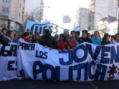 Cerca de 5 mil j�venes participaron de los actos por la Noche de los L�pices en La Plata