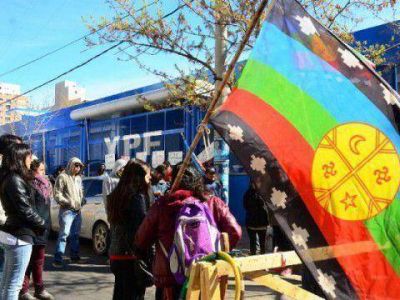 Mapuches en YPF, otra tensa jornada