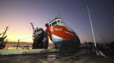 La costa chilena es zona de desastre: 10 muertos, barcos y veh�culos destrozados
