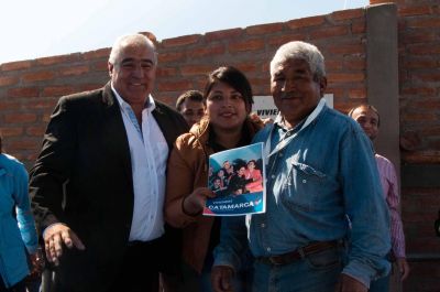 Entrega de viviendas en varios puntos del interior