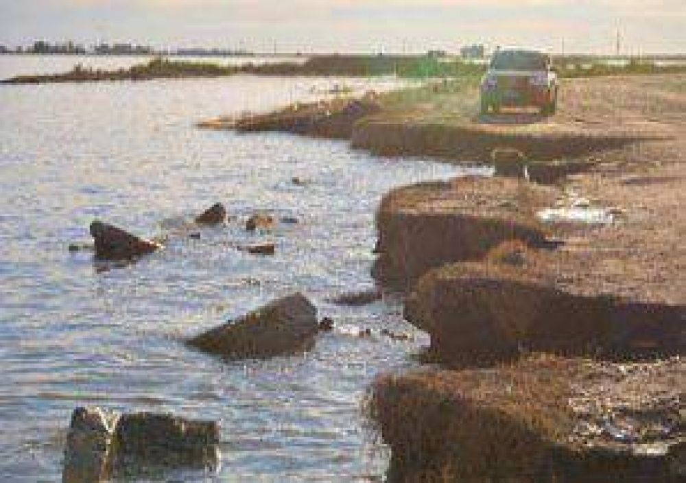 El agua cort� el acceso al camino costero en su ingreso por la Ruta 188