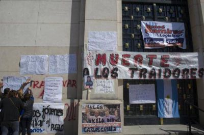 Militantes del oficialismo pintaron amenazantes grafitis