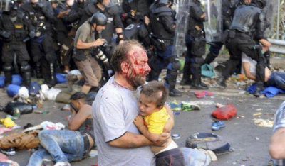 Hungr�a reprimi� violentamente a cientos de refugiados en la frontera con Serbia
