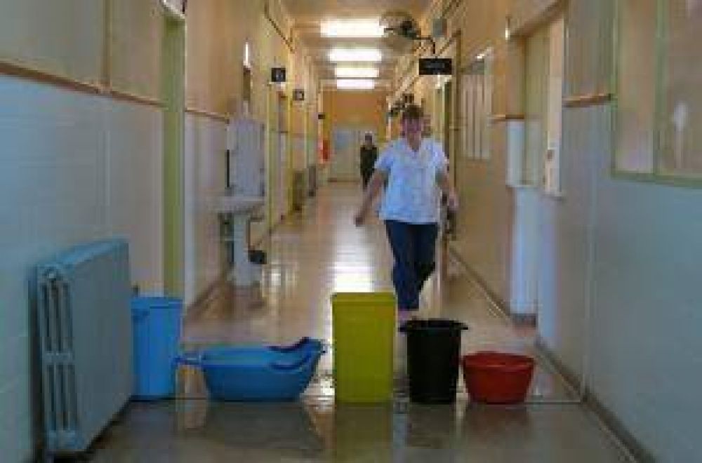 Se inund� el Marcial Quiroga y apuran el desalojo del viejo Hospital Rawson
