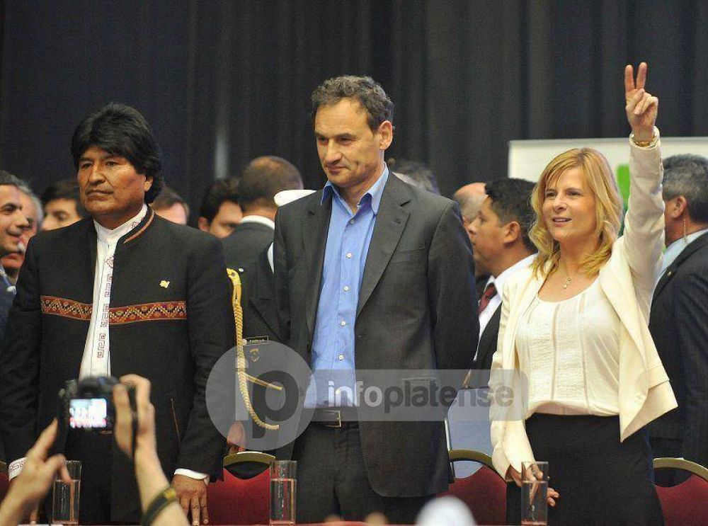 Finalmente, Saintout acept� sacarse la foto con Bruera