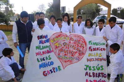 Colman entreg� remeras en la Escuela 22