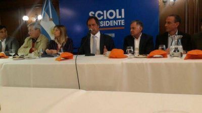 Inza se reuni� con Scioli y un grupo de intendentes en la sede porte�a del Banco Provincia