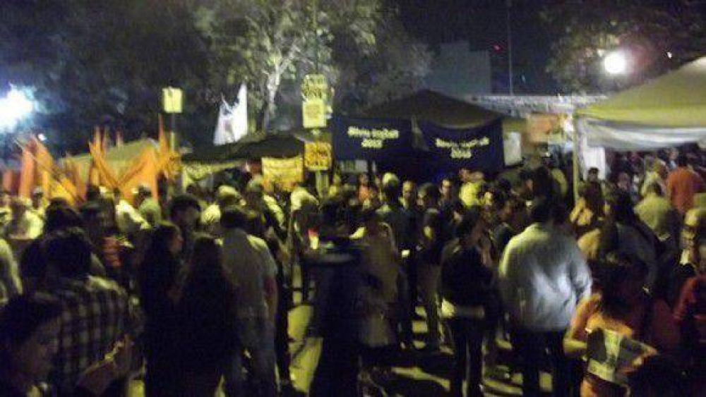 La resistencia de militancia peronista en plaza Yrigoyen se muestra pacifica y expectante