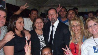 Fernando Juri junto a los militantes de la Resistencia peronista en plaza Yrigoyen
