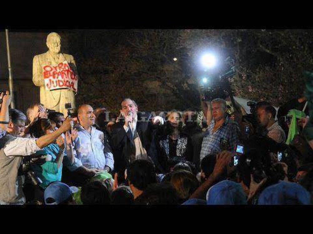 Alperovich respald� el acampe peronista frente a Tribunales