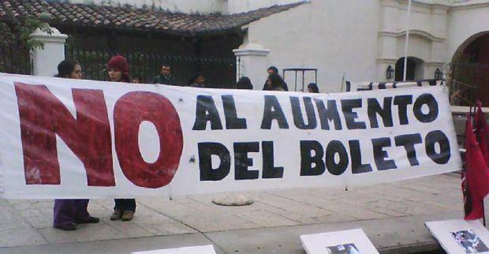 Los estudiantes protestaron el aumento del boleto de SAETA en Salta