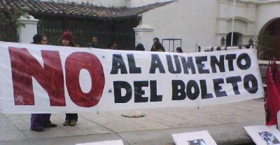 Los estudiantes protestaron el aumento del boleto de SAETA en Salta