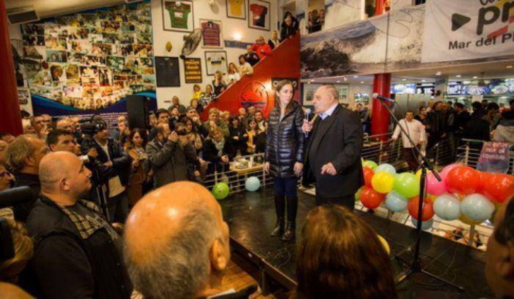 Carlos Arroyo y Mar�a Eugenia Vidal juntos a empresarios, sindicalistas y trabajadores del puerto marplatense 