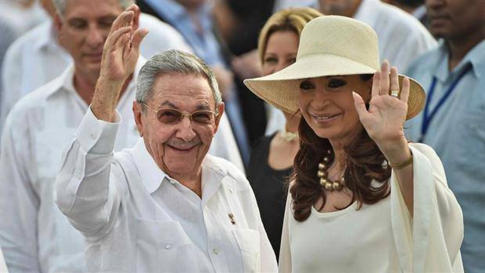 Cristina Kirchner, sentada junto a Ra�l Castro en la misa del Papa