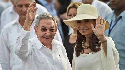 Cristina Kirchner, sentada junto a Ra�l Castro en la misa del Papa