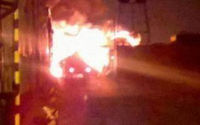 Voraz incendio en una f�brica de neum�ticos en Berazategui