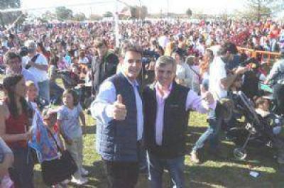 Multitudinaria fiesta del D�a del Ni�o del espacio de Britos, junto a Sergio Massa y Felipe Sol�