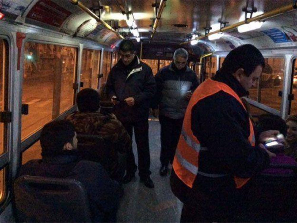 Sorprenden a 134 personas sin pasajes en dos operativos de control de micros