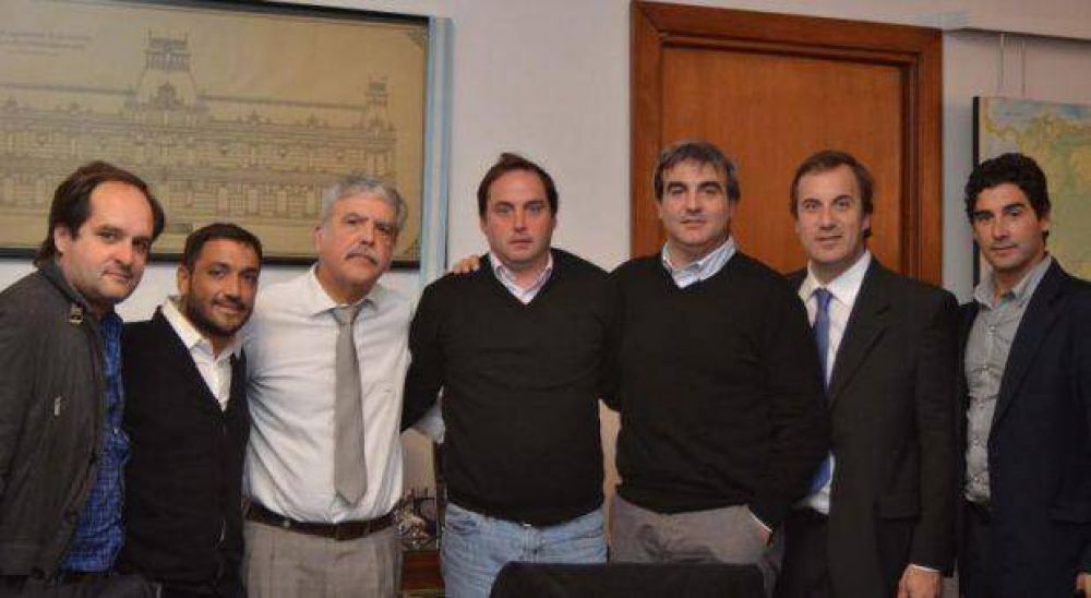 Alineados, intendentes de �Oktubres� respaldaron a De Vido por la editorial de un diario
