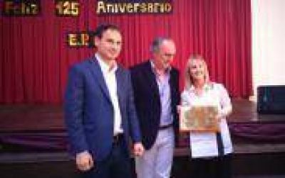 La Plata: Bruera particip� de los festejos por el 125� aniversario de la escuela N� 15 