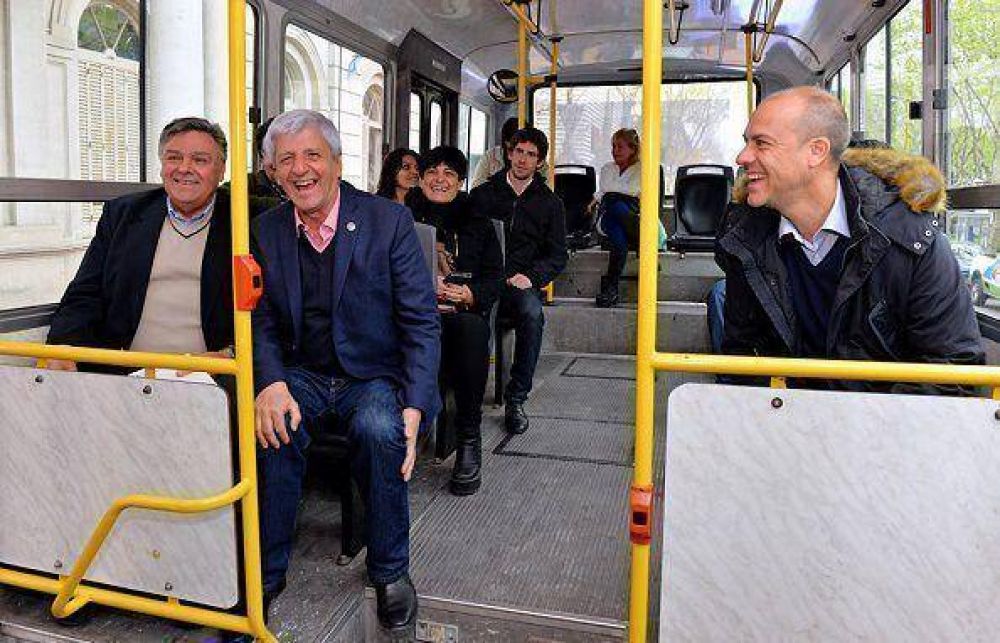 Andreotti inaugur un ramal del colectivo 710 que llega al Poli N 3