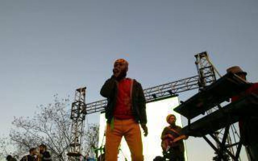 Fidel Nadal cant� en el cierre del D�a de la Juventud en Z�rate
