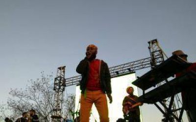 Fidel Nadal cant� en el cierre del D�a de la Juventud en Z�rate