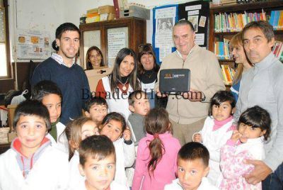 Carossi particip� de la entrega de Netbooks para las escuelas 1 y 25�