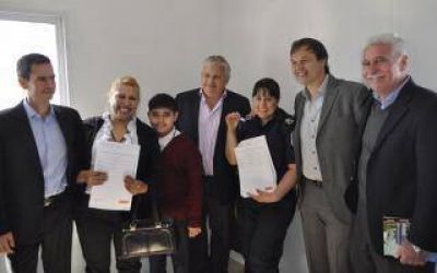 Cascallares entreg� 28 viviendas a polic�as en Almirante Brown
